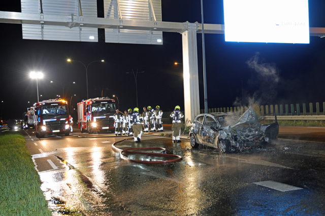 Bestuurder vlucht uit brandende auto op de Melkvonderweg Waalwijk
