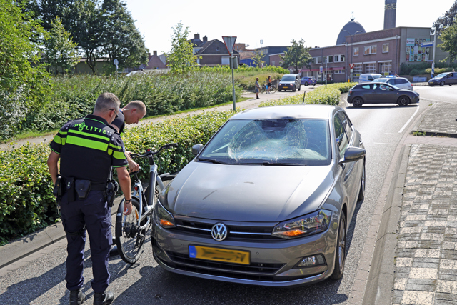 Vrouw op fiets raakt zwaargewond bij aanrijding met auto op de Taxandriaweg Waalwijk