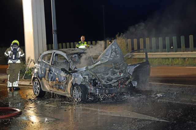 Bestuurder vlucht uit brandende auto op de Melkvonderweg Waalwijk