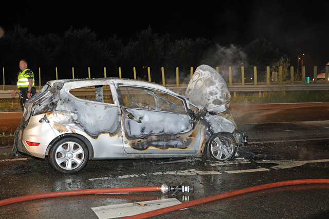 Bestuurder vlucht uit brandende auto op de Melkvonderweg Waalwijk