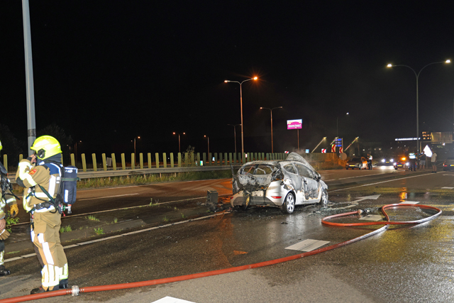Bestuurder vlucht uit brandende auto op de Melkvonderweg Waalwijk