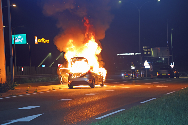 Bestuurder vlucht uit brandende auto op de Melkvonderweg Waalwijk