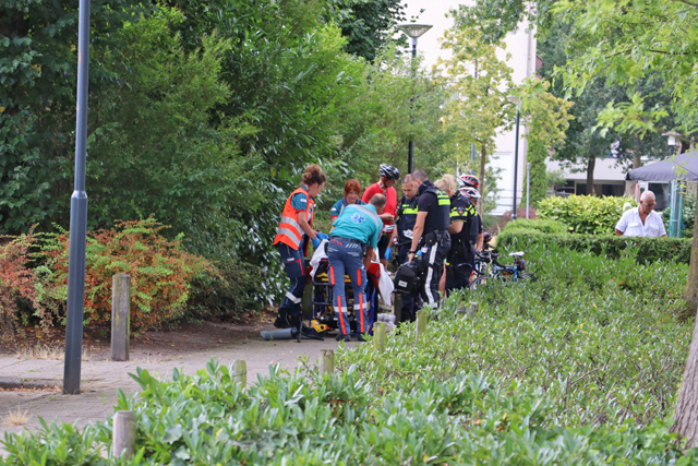 Wielrenner botst tegen paaltje en raakt zwaargewond op het Rembrandtpark Waalwijk