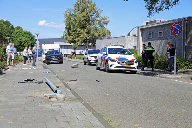 Bestuurster rijdt man aan en botst tegen lantaarnpaal aan de Meester van Houtenstraat Waalwijk