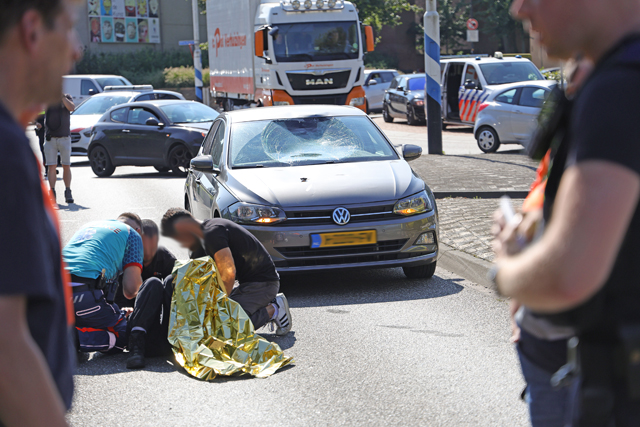 Vrouw op fiets raakt zwaargewond bij aanrijding met auto op de Taxandriaweg Waalwijk