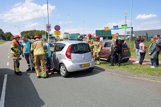 Auto’s botsen op elkaar op kruising aan de Kloosterheulweg Waalwijk