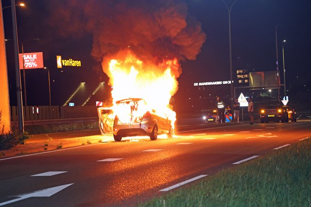 Bestuurder vlucht uit brandende auto op de Melkvonderweg Waalwijk