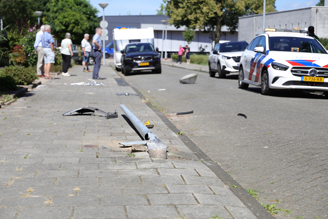 Bestuurster rijdt man aan en botst tegen lantaarnpaal aan de Meester van Houtenstraat Waalwijk