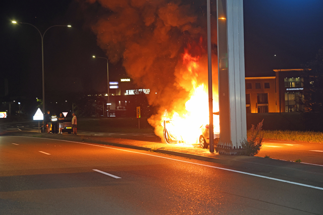 Bestuurder vlucht uit brandende auto op de Melkvonderweg Waalwijk