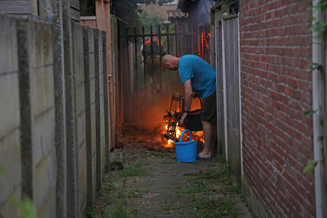 Scooter gaat in vlammen op in brandgang aan de Mr. Luybenstraat Waalwijk