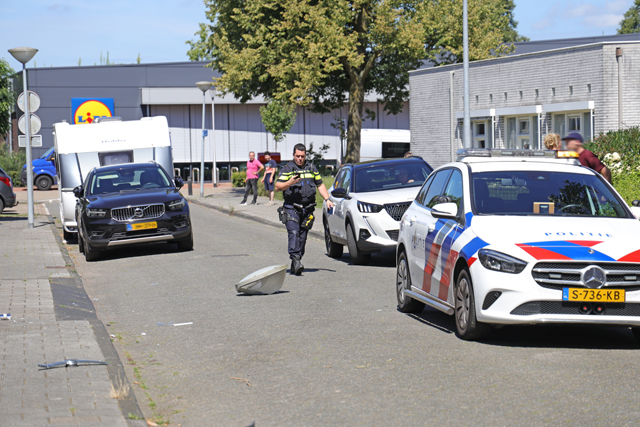 Bestuurster rijdt man aan en botst tegen lantaarnpaal aan de Meester van Houtenstraat Waalwijk