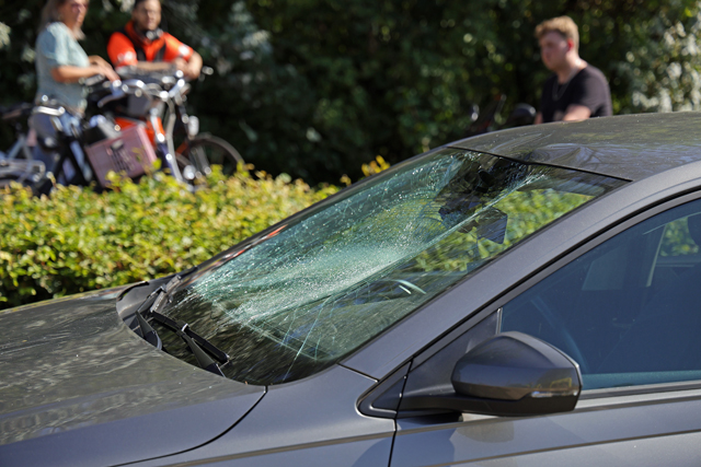 Vrouw op fiets raakt zwaargewond bij aanrijding met auto op de Taxandriaweg Waalwijk