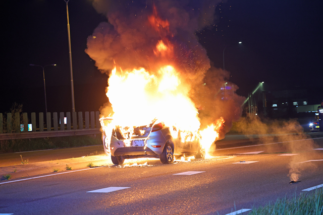 Bestuurder vlucht uit brandende auto op de Melkvonderweg Waalwijk