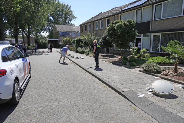 Bestuurster rijdt man aan en botst tegen lantaarnpaal aan de Meester van Houtenstraat Waalwijk