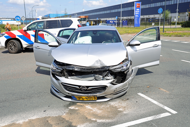 Auto’s botsen op elkaar op kruising aan de Kloosterheulweg Waalwijk