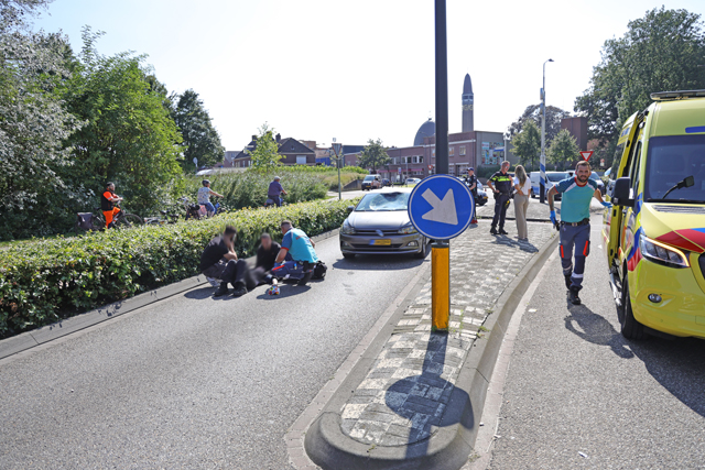 Vrouw op fiets raakt zwaargewond bij aanrijding met auto op de Taxandriaweg Waalwijk