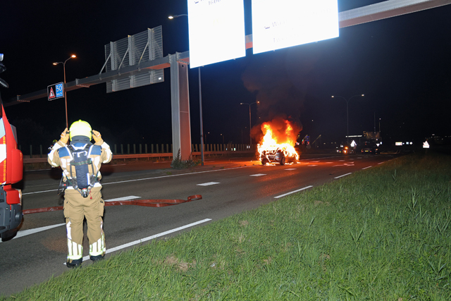 Bestuurder vlucht uit brandende auto op de Melkvonderweg Waalwijk