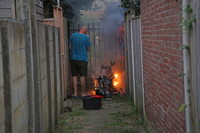 Scooter gaat in vlammen op in brandgang aan de Mr. Luybenstraat Waalwijk