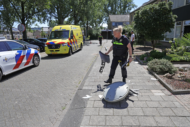 Bestuurster rijdt man aan en botst tegen lantaarnpaal aan de Meester van Houtenstraat Waalwijk