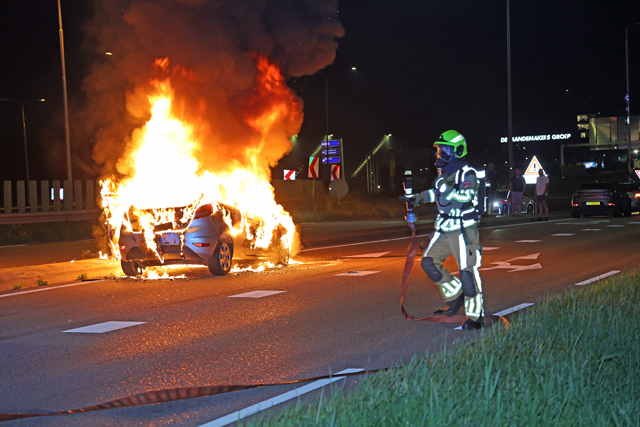 Bestuurder vlucht uit brandende auto op de Melkvonderweg Waalwijk