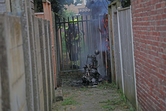 Scooter gaat in vlammen op in brandgang aan de Mr. Luybenstraat Waalwijk