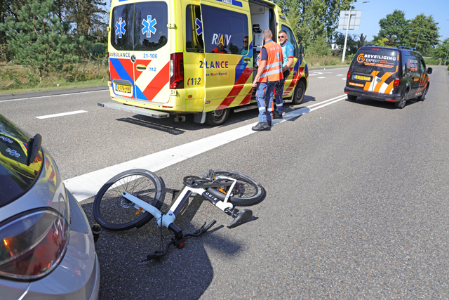 Vrouw op fiets raakt zwaargewond bij aanrijding met auto op de Taxandriaweg Waalwijk