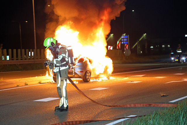 Bestuurder vlucht uit brandende auto op de Melkvonderweg Waalwijk