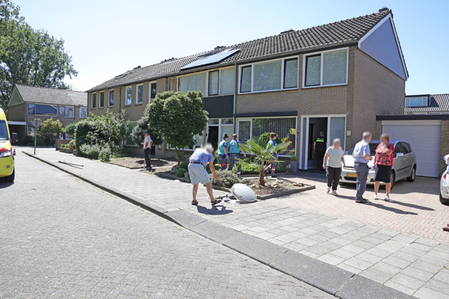 Bestuurster rijdt man aan en botst tegen lantaarnpaal aan de Meester van Houtenstraat Waalwijk