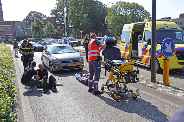 Vrouw op fiets raakt zwaargewond bij aanrijding met auto op de Taxandriaweg Waalwijk