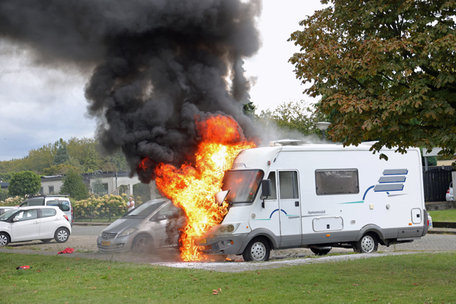 Camper gaat in vlammen op aan de Acaciastraat Waalwijk