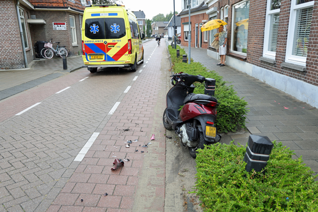 Scooterrijder botst achterop auto aan de Eerste Zeine Waalwijk