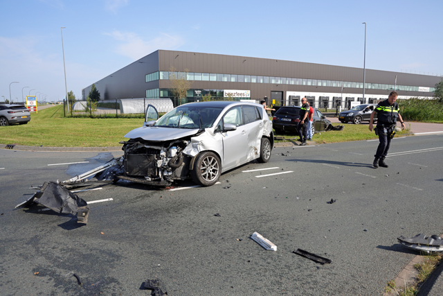 Ravage na ongeval op kruising aan de Kloosterheulweg Waalwijk