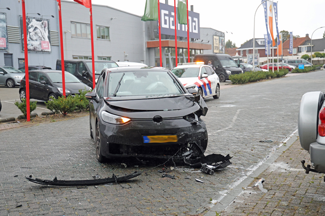 Man raakt gewond bij aanrijding aan de Prof. Lorentzweg Waalwijk