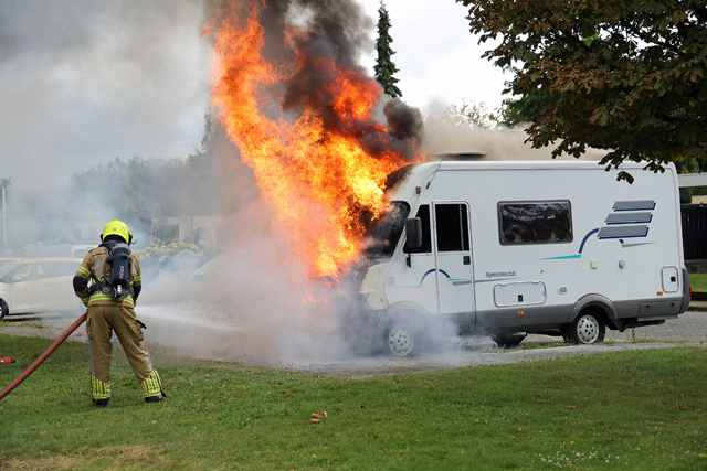 Camper gaat in vlammen op aan de Acaciastraat Waalwijk