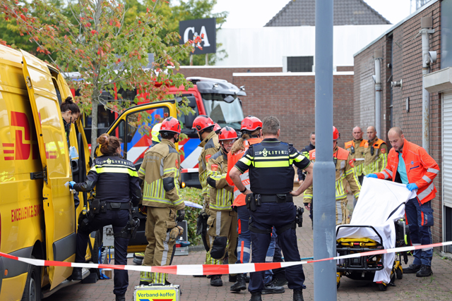 Brandweer bevrijdt bezorger met metalen pin door hand aan de Meester van Coothstraat Waalwijk