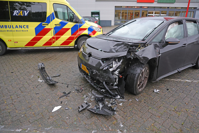 Man raakt gewond bij aanrijding aan de Prof. Lorentzweg Waalwijk