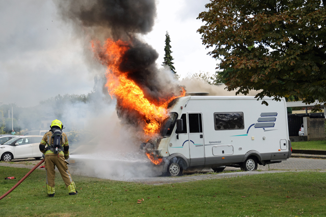 Camper gaat in vlammen op aan de Acaciastraat Waalwijk