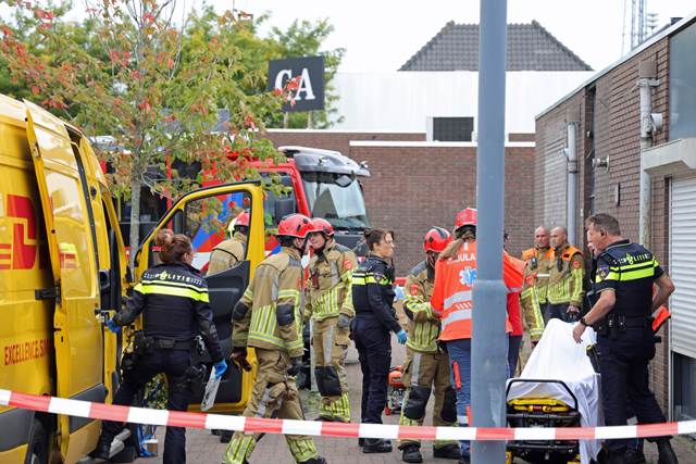 Brandweer bevrijdt bezorger met metalen pin door hand aan de Meester van Coothstraat Waalwijk