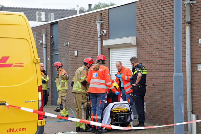 Brandweer bevrijdt bezorger met metalen pin door hand aan de Meester van Coothstraat Waalwijk