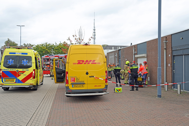 Brandweer bevrijdt bezorger met metalen pin door hand aan de Meester van Coothstraat Waalwijk