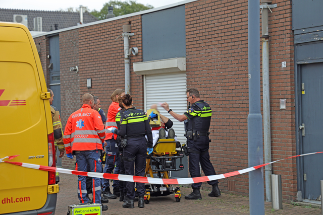 Brandweer bevrijdt bezorger met metalen pin door hand aan de Meester van Coothstraat Waalwijk