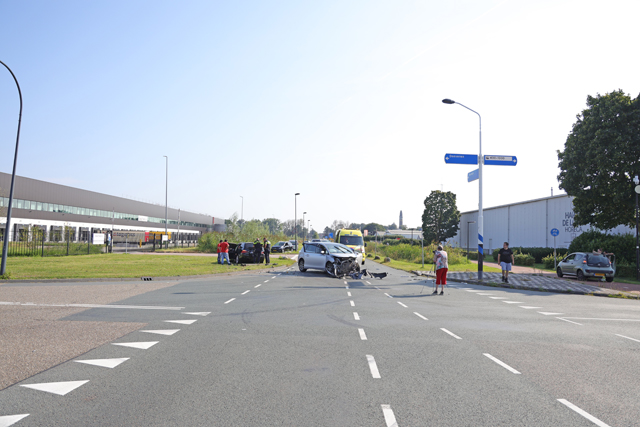 Ravage na ongeval op kruising aan de Kloosterheulweg Waalwijk
