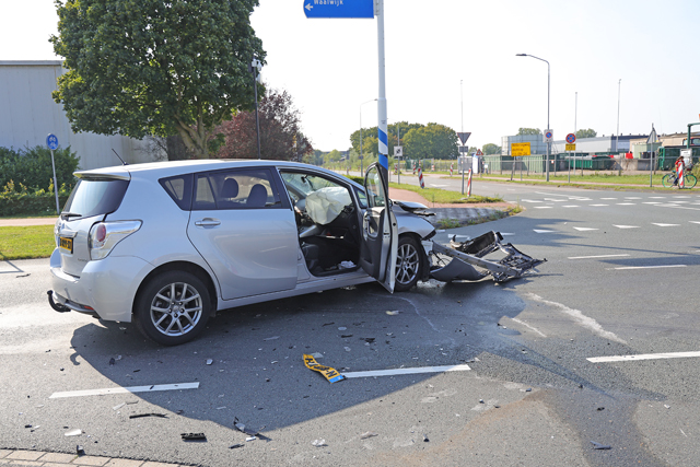 Ravage na ongeval op kruising aan de Kloosterheulweg Waalwijk