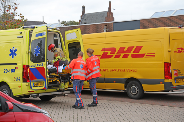 Brandweer bevrijdt bezorger met metalen pin door hand aan de Meester van Coothstraat Waalwijk
