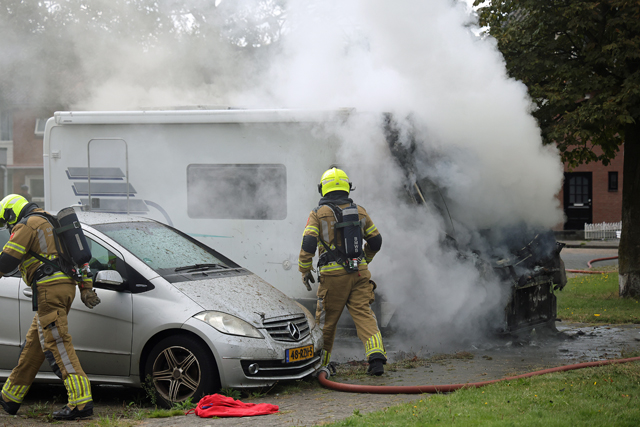 Camper gaat in vlammen op aan de Acaciastraat Waalwijk