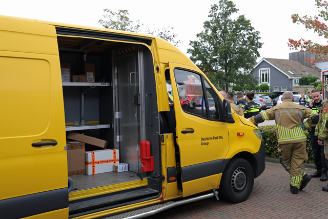 Brandweer bevrijdt bezorger met metalen pin door hand aan de Meester van Coothstraat Waalwijk