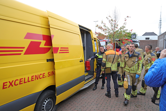 Brandweer bevrijdt bezorger met metalen pin door hand aan de Meester van Coothstraat Waalwijk