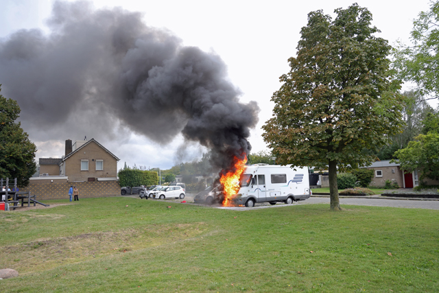 Camper gaat in vlammen op aan de Acaciastraat Waalwijk