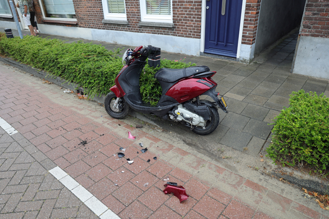 Scooterrijder botst achterop auto aan de Eerste Zeine Waalwijk
