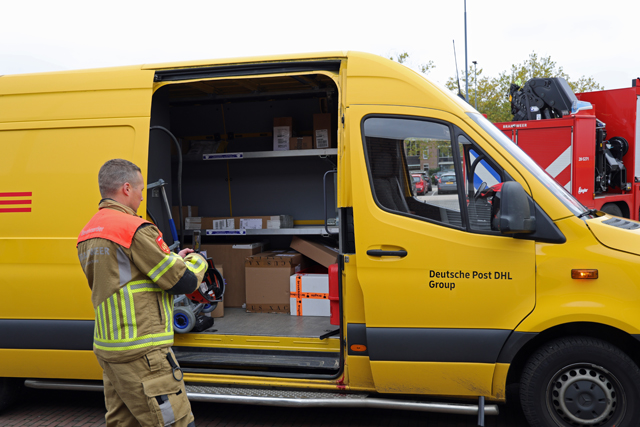 Brandweer bevrijdt bezorger met metalen pin door hand aan de Meester van Coothstraat Waalwijk